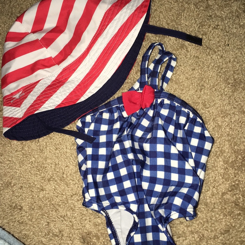 Baby’s swimwear with a hat